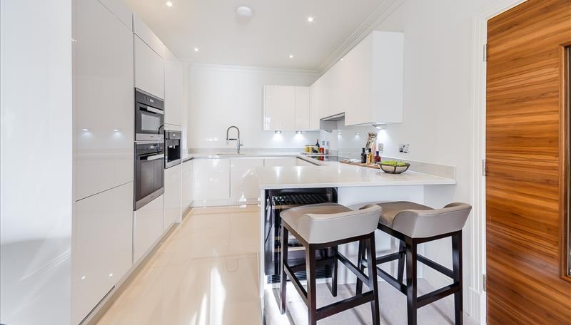 2 bed property in Rainville Road, London